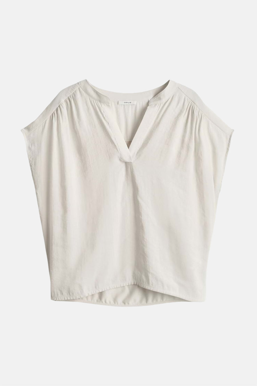 Ecru blouse met korte mouwen van OPUS, met V-hals, losvallend model en geplooide schouders.