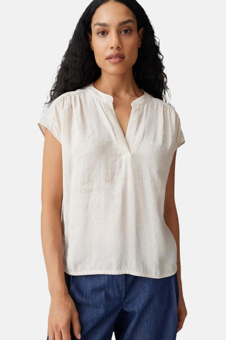 Ecru blouse met korte mouwen van OPUS met een v-hals, mandarijnkraag en licht gestructureerde stof.