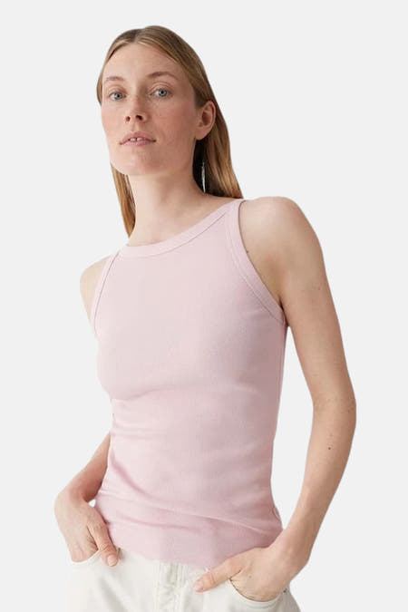Débardeur rose OPUS en tissu côtelé avec un col rond, posé à plat.