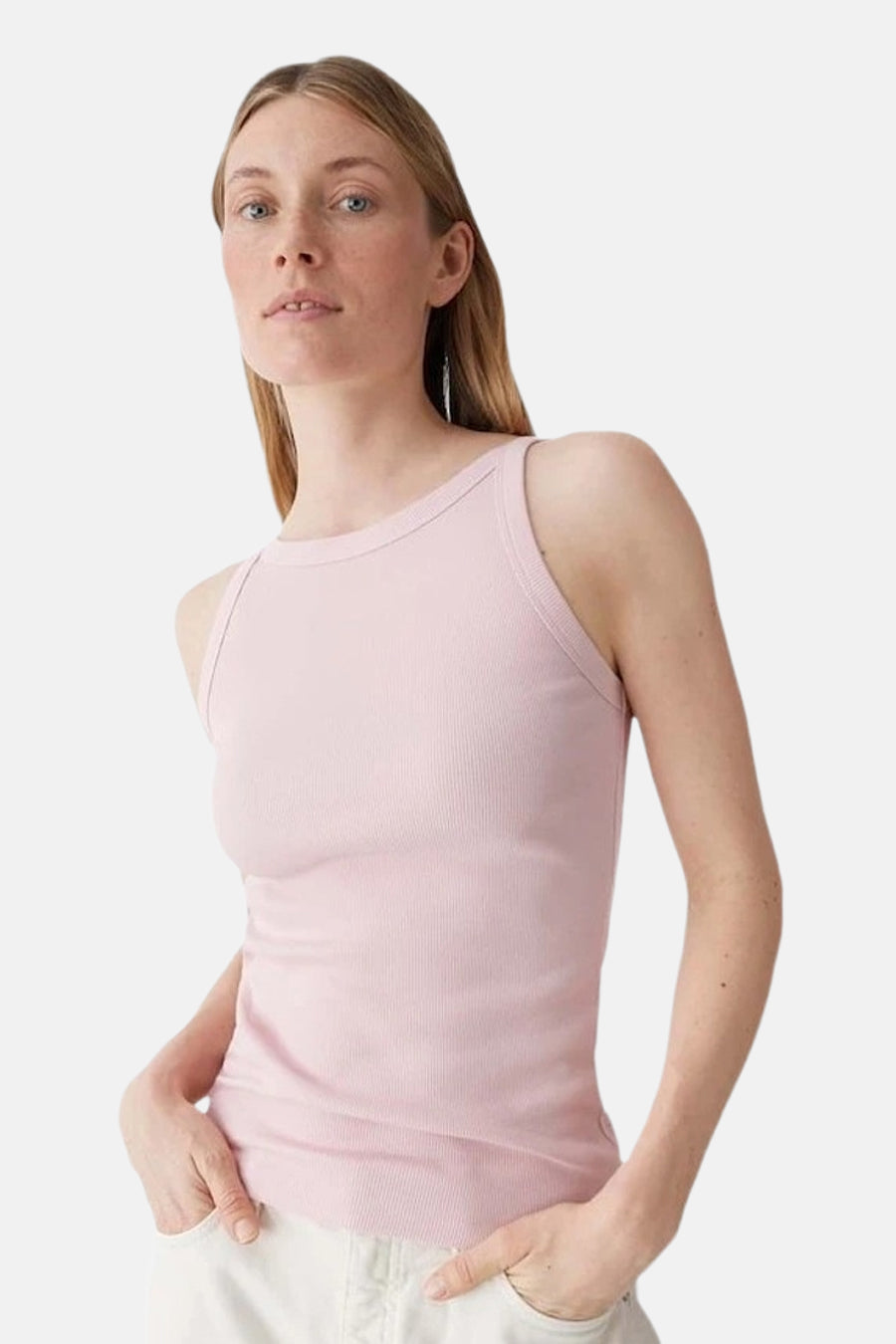 Débardeur rose OPUS en tissu côtelé avec un col rond, posé à plat.