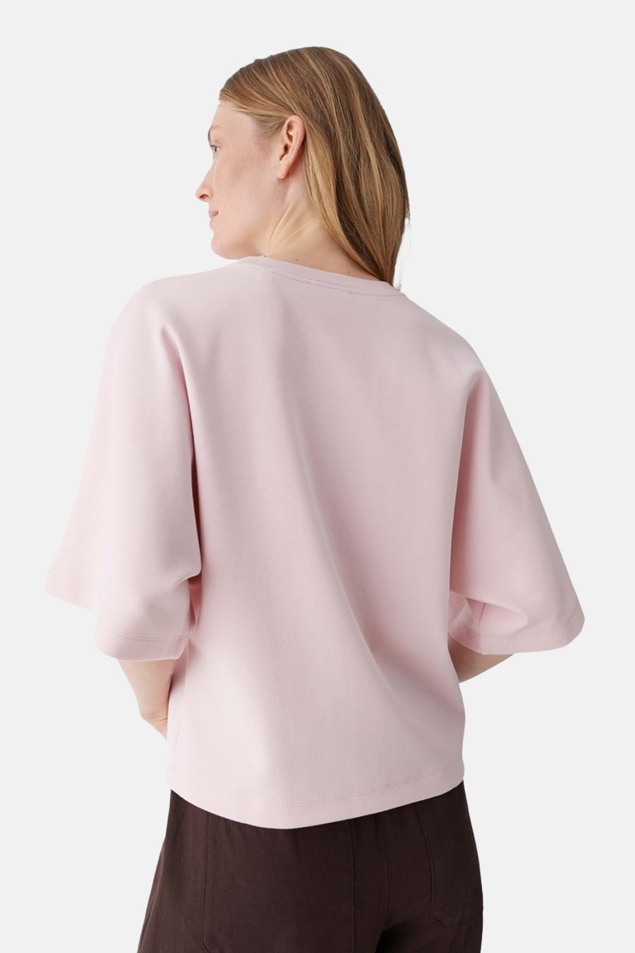 Roze T-shirt van OPUS met losse pasvorm, wijde mouwen tot de elleboog en ronde hals, van achteren gezien, gecombineerd met een bruine broek.
