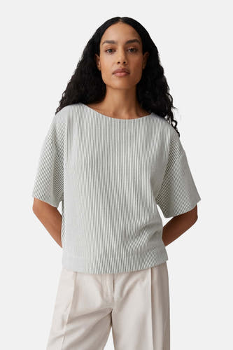 Blouse à manches courtes OPUS avec fines rayures verticales vertes et encolure large.