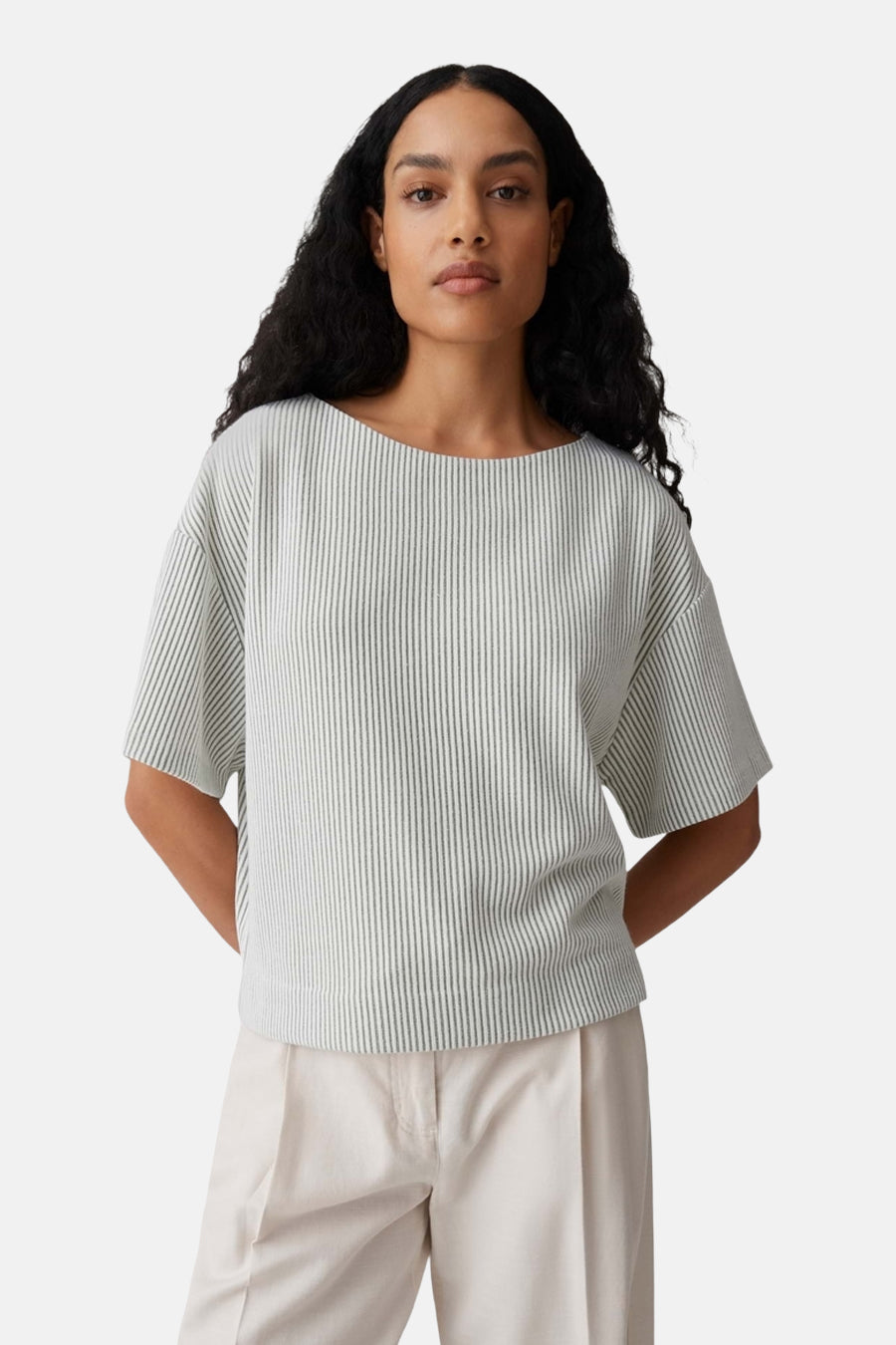 Blouse à manches courtes OPUS avec fines rayures verticales vertes et encolure large.