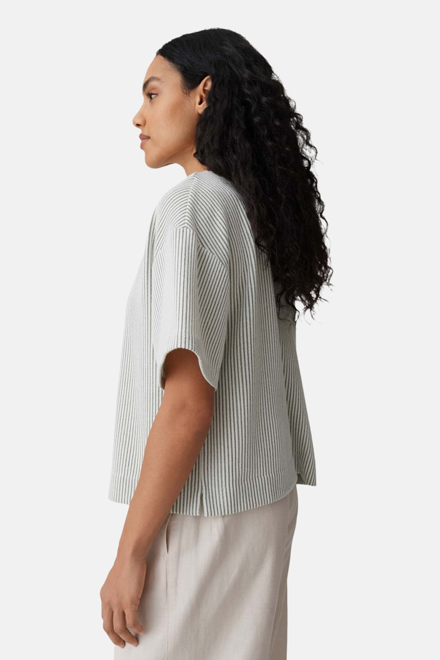 Groene gestreepte blouse met korte mouwen van OPUS, met losse pasvorm, gedragen van opzij.