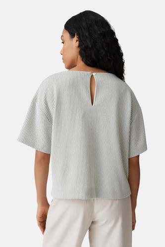 Gestreepte blouse met korte mouwen van OPUS in wit en groen, met sleutelgat en knoop aan de achterhals.