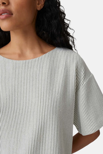 Blouse met korte mouwen van OPUS met fijne groene verticale strepen en wijde halslijn.