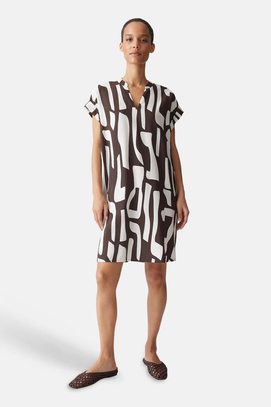 Robe courte à manches courtes marron et blanc d'OPUS, avec motif abstrait, vue de dos.