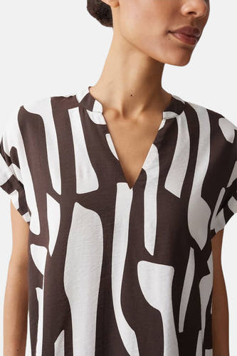 Robe courte à manches courtes avec motif marron et blanc d'OPUS, avec des formes abstraites et un col en V.