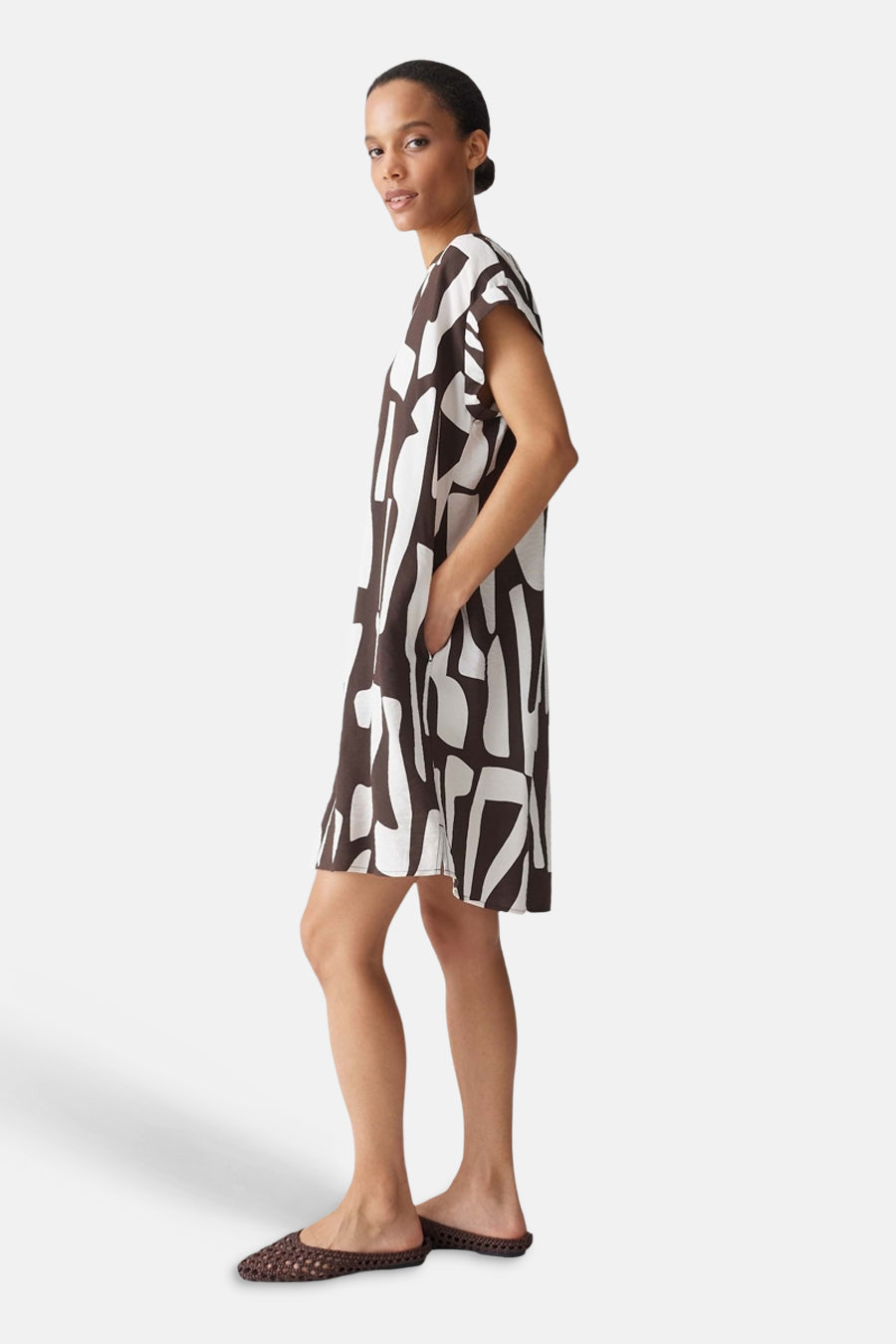 Robe multicolore OPUS à manches courtes, motif abstrait marron-blanc et poches insérées, coupe ample, vue de côté.