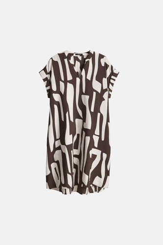 Robe courte marron et blanc cassé à manches courtes d'OPUS, avec un motif abstrait et un col en V.
