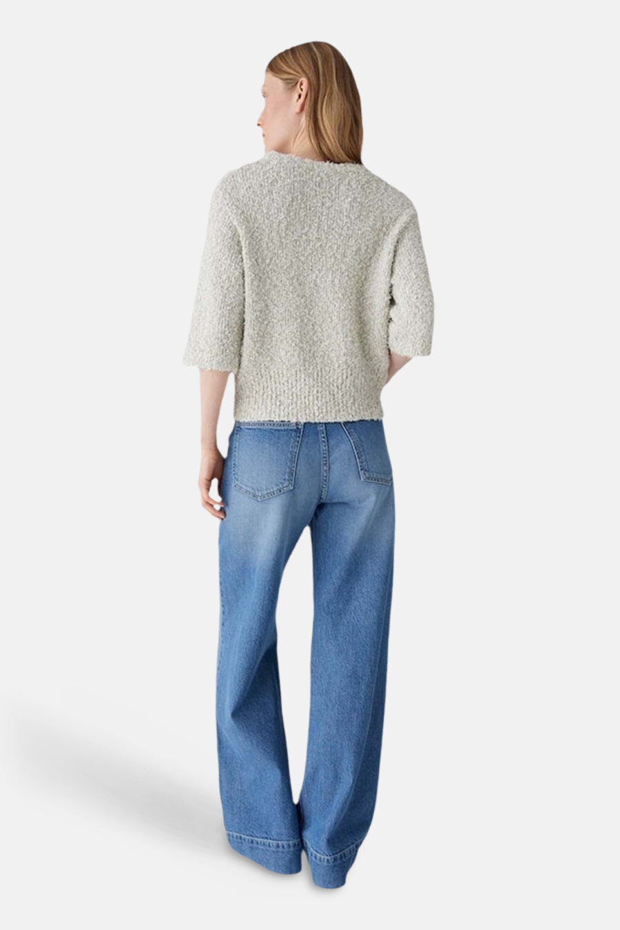 Beige trui met ronde hals van OPUS, getextureerd oppervlak en driekwart mouwen, gecombineerd met blauwe jeans.