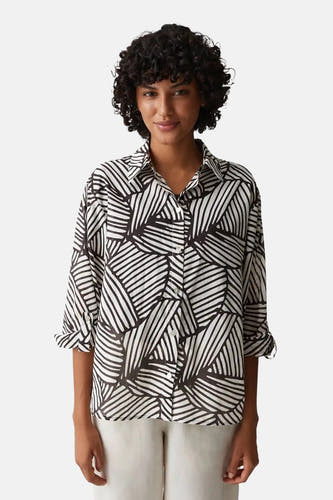 Hemd met lange mouwen in een zwart-wit patroon van OPUS, met abstracte strepen en opgerolde mouwen, gedragen met lichte broek.