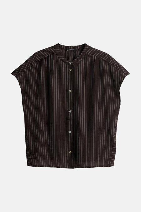 Bruine mouwloze blouse met fijne witte strepen van OPUS, voorzien van knoopsluiting en ruches aan de schouders, front view.