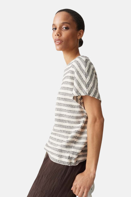 Multicolor korte mouw pull van OPUS, gestreept in crèmekleur en grijs, textuurrijke stof, zijprofiel van model