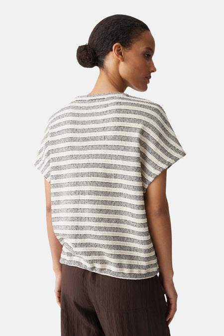 Multicolor gestreepte korte mouw pull van OPUS, zacht gebreid, rugzicht, model draagt donkere broek