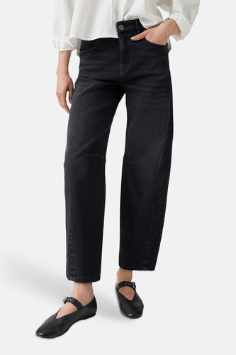 Donkergrijze special fit jeans van OPUS, met rechte pijpen en opgerolde zoom, gedragen met wit overhemd en zwarte schoenen