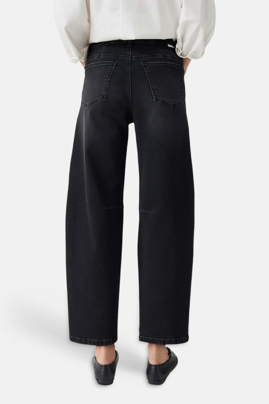 Donkergrijze special fit jeans van OPUS, achterzijde, wijde pijpen, met witte blouse en zwarte schoenen