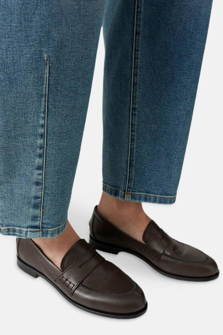 Blauwe special fit jeans van OPUS, mid-wash denim met gerolde pijpen en donkere loafers, vooraanzicht.