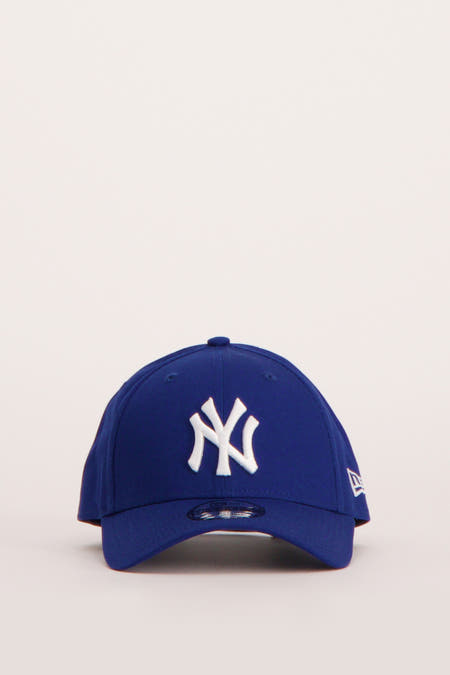Casquette bleue de NEW ERA, avec le logo des Yankees brodé à l'avant sur un fond uni.