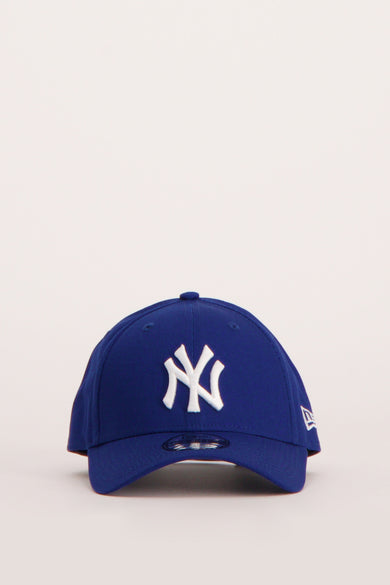 Blauwe pet van New Era, met een wit New York Yankees logo.
