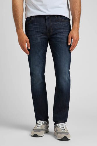 Jean droit en denim bleu marine de Lee, avec des rivets sur les poches et une étiquette en cuir.