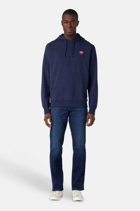 Donkerblauwe denim straight jeans van Wrangler, gedragen door een man.