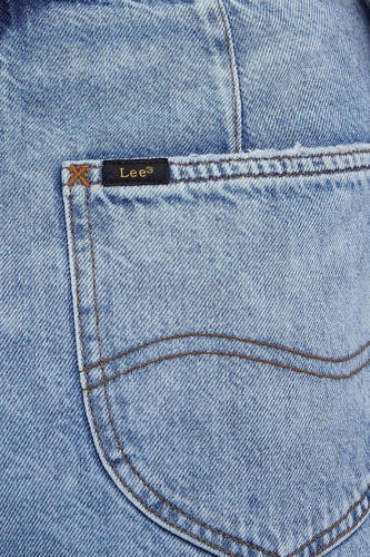 Lichtblauwe denim A-lijn jeans van Lee® met contrasterende stiksels op de achterzak.

