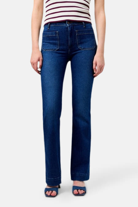 Jean flare bleu marine de Wrangler®, vu de de dos, avec un logo arc-en-ciel sur la poche arrière et des talons.