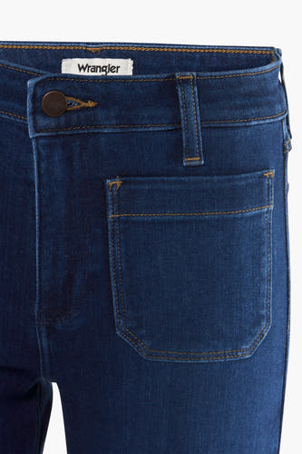 Donkerblauwe flared jeans van Wrangler, met opgestikte zak en bruine stiksels.
