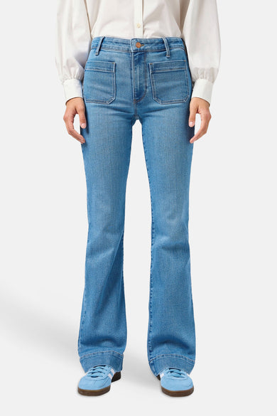 Jean évasé en denim bleu clair Wrangler, avec écusson logo à l'arrière et coutures emblématiques en 'W' sur la poche.