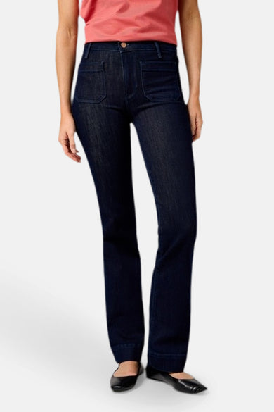 Donkerblauwe denim flared jeans van Wrangler®, met hoge taille en opgestikte zakken.
