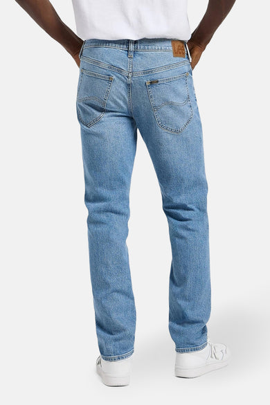 Jeans straight lichtblauw denim van Lee, gezien van achteren, met leren patch op de tailleband.