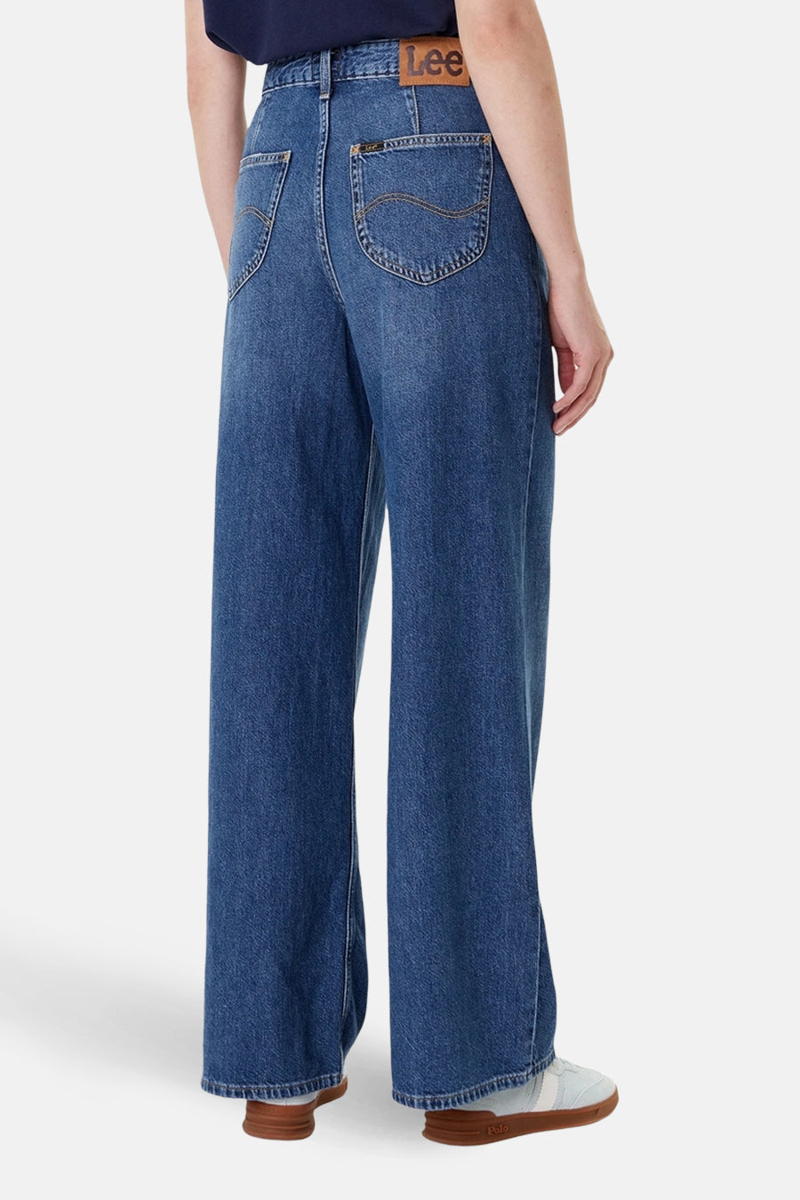 Wijdvallende jeans van blauw denim van Lee, met steekzakken aan de achterkant en een bruin leren merklabel.