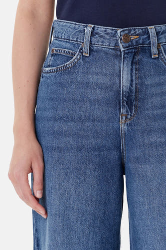 Blauwe wijde jeans van Lee, met een klassieke denim textuur en een subtiele used wassing.
