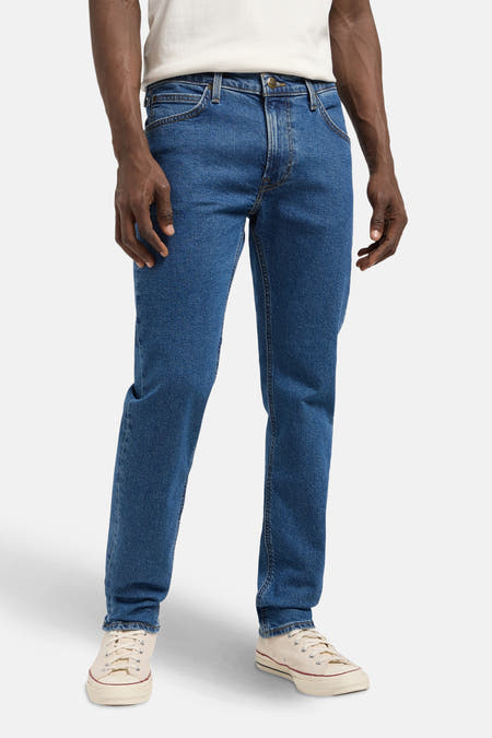 Straight jeans van blauw denim van Lee, met lichtgekleurde schoenen en een wit T-shirt.

