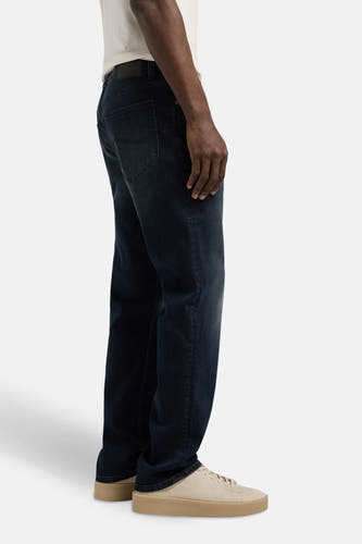 Jean droit bleu marine de denim de Lee, avec des chaussures d'une couleur neutre.
