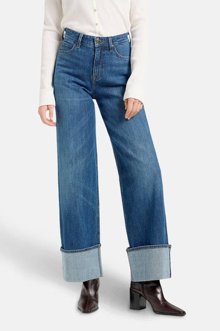 Mid blue denim jeans wide pijpen van Lee, met omgeslagen zoom en donkere laarsjes.
