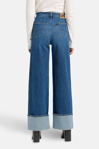 Blauwe wijde jeans van Lee, met omslag en achterzakken, gecombineerd met een witte trui.