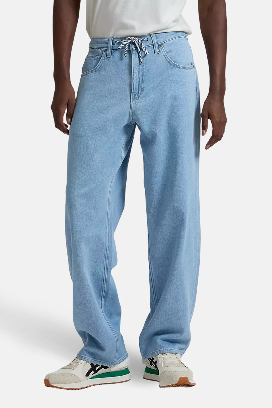 Jean en denim bleu clair large de Lee®, vue de dos, avec délavage clair et coupe ample.