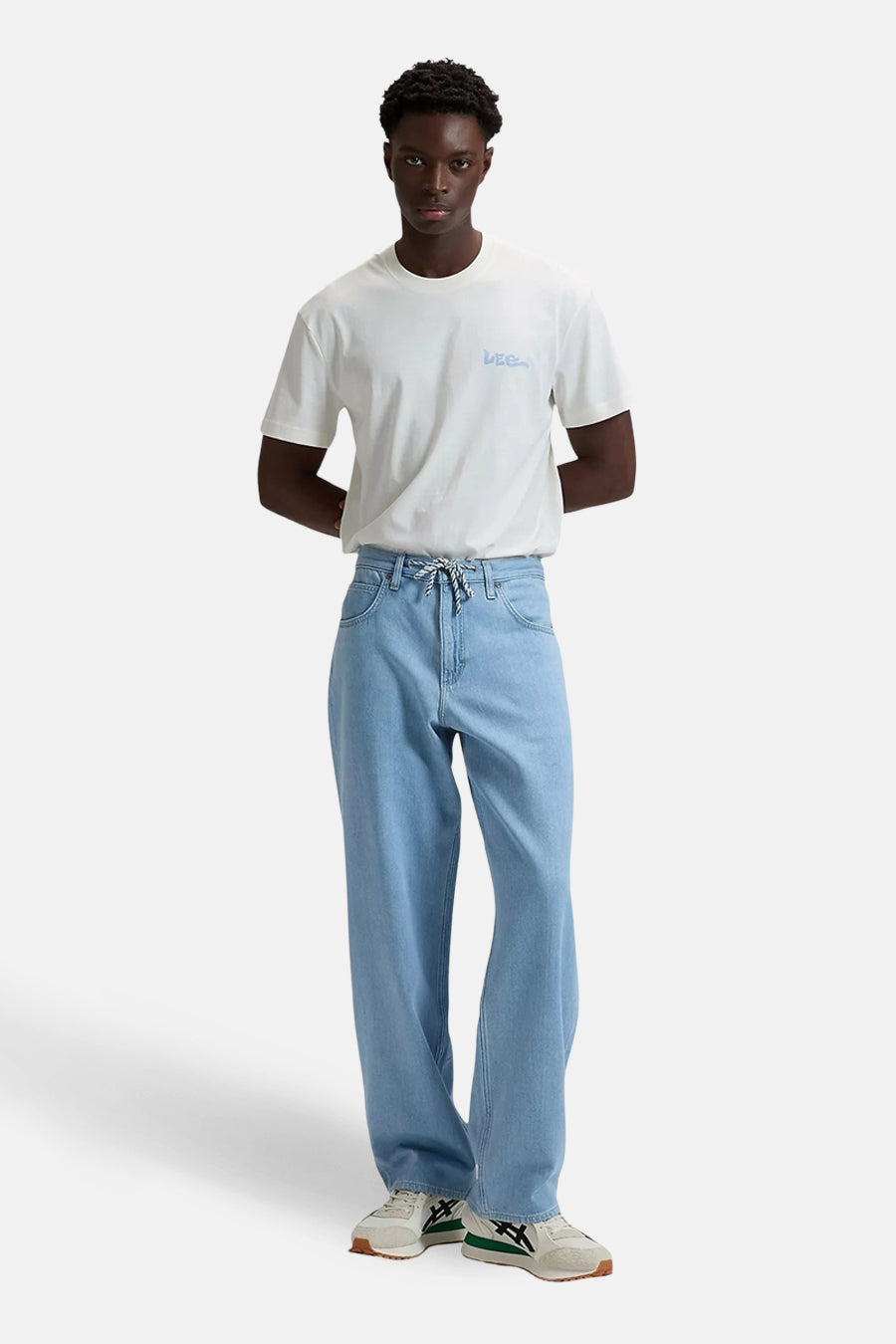 Wijde jeans van lichtblauw denim van Lee®, met een trekkoord in de taille en gecombineerd met een wit T-shirt.
