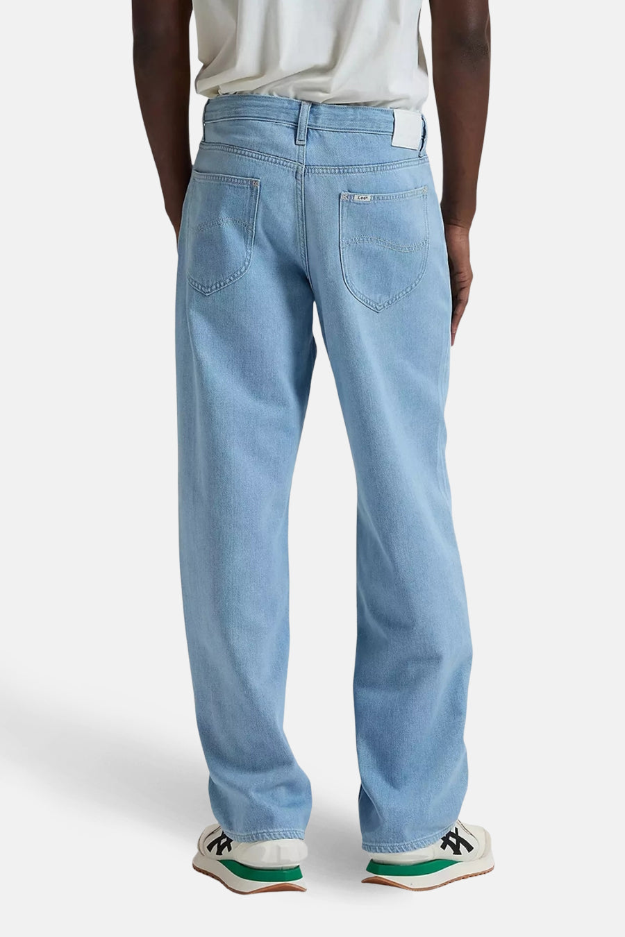 Lichtblauwe denim jeans wide van Lee®, achterzijde gezien, met lichte wassing en losse pasvorm.