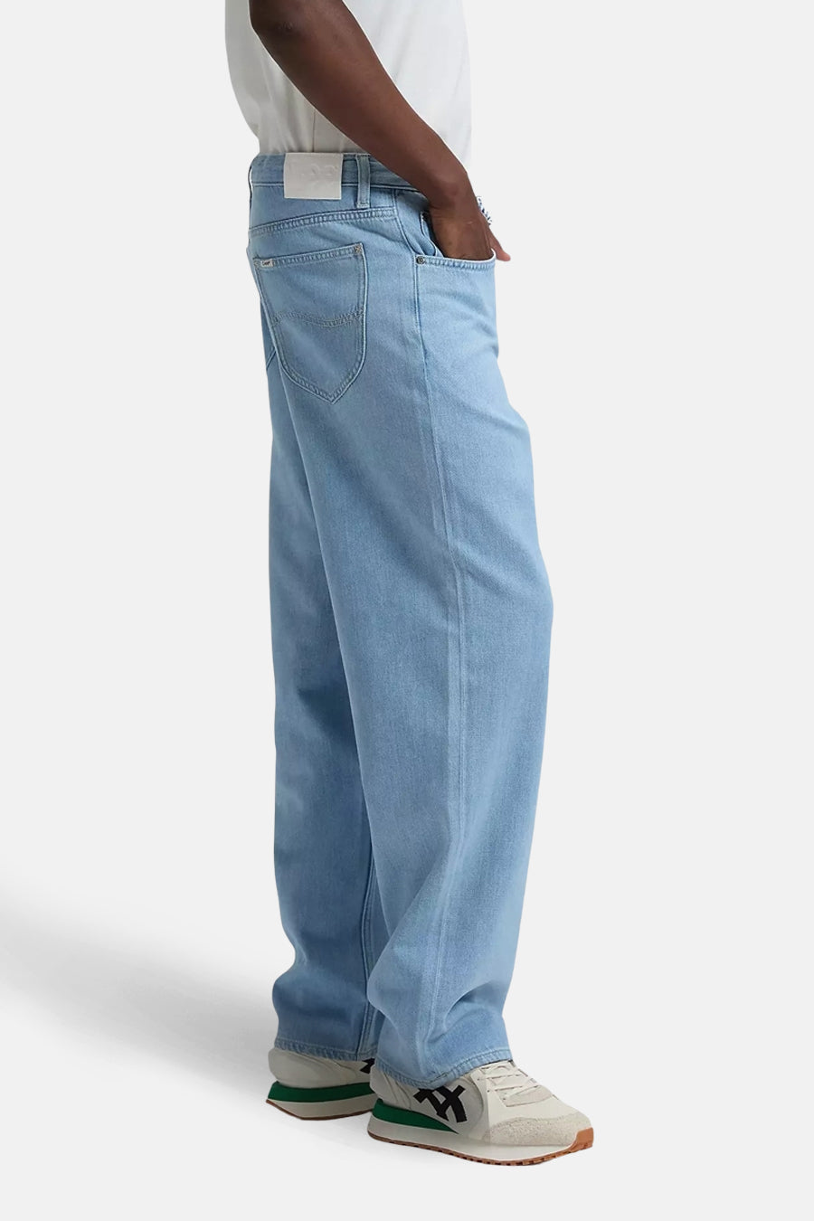 Jean en denim bleu clair wide de Lee® avec une coupe ample et des détails de style.