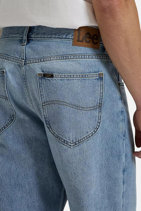 Lichtblauwe wide jeans van denim van Lee® met bruine merkpatch en stiksels op de achterzak.