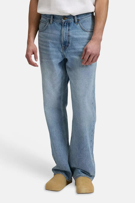 Lichtblauwe wijde jeans van Lee® met een rechte pasvorm, gedragen met beige instappers.