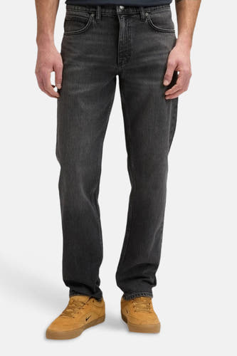 Jean droit gris foncé de Lee® avec poches arrière et chaussures marron.