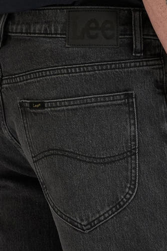 Jean droit gris foncé de Lee®, avec un détail de poche foncé et texturé.
