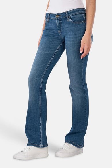 Bootcut jeans van denim in het middenblauw, van Lee, met een witte top en witte sneakers.