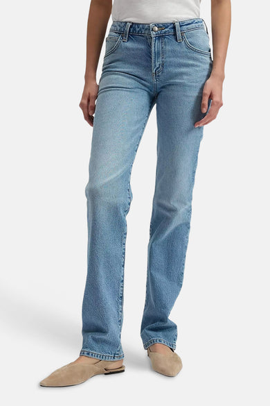 Lichtblauwe denim rechte jeans van Lee®, met een klassieke wassing en een subtiele textuur.