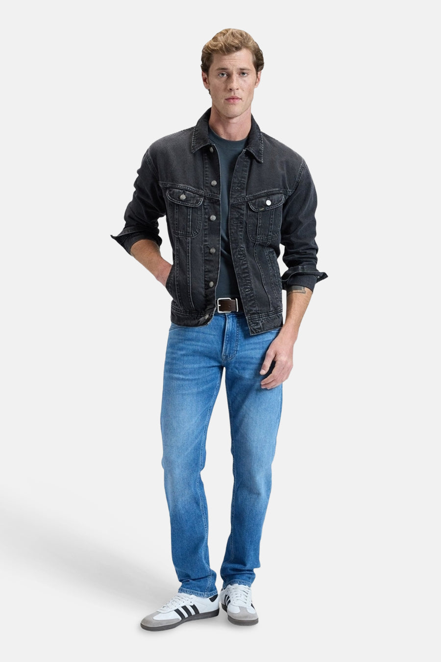 Blauwe DAREN straight jeans van Lee, met een bruine riem en witte sneakers.

