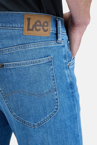 Middenblauwe straight jeans van Lee, met achterzak detail en leren merklabel.

